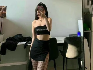 NhiNhi409 Brown Hair webcam from Japan